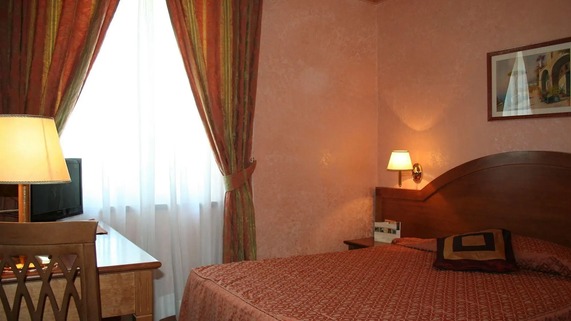 Hotel Squarciarelli Grottaferrata 3*,